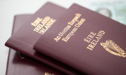 PassportIRL's tweet image. 🏖✈️Ag pleanáil saoire an tsamhraidh? An bhfuil do phas i réim?
📱💻Is é Pas Ar Líne an bealach is tapúla chun iarratas a dhéanamh duit féin nó ar phas do linbh, ó áit ar bith ar domhan.
✅Cuir iarratas isteach anois ag ireland.ie/ga/dfa/pasanna…