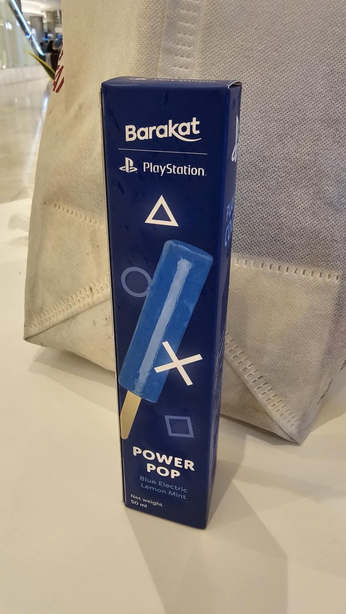 Shams_Qamar_JP's tweet photo. ドバイで「プレイステーション アイスクリーム」(公式)がbarakatme社より販売。
アイスバー200円、大型のカップが1000円前後。
カップアイスの味が
「Sea salt Vanilla with cookies」
なのはいいですが、アイスバーの味が
「Blue Electric Lemon Mint」
と青い稲妻が僕を責める味。
#PlayItCool