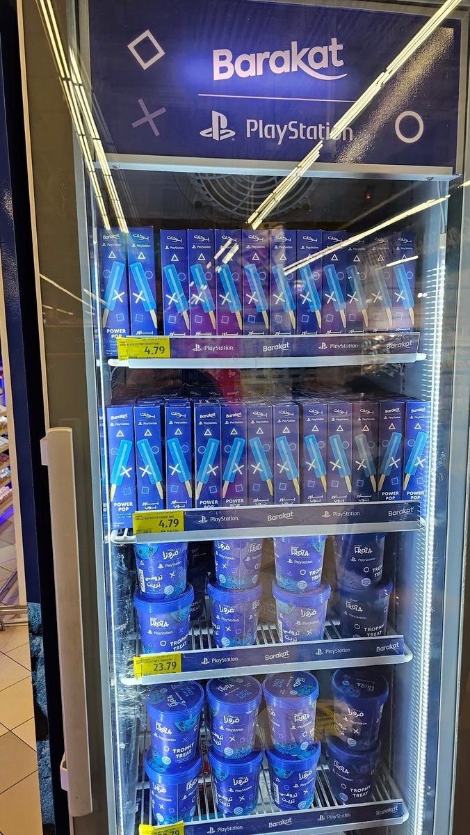 Shams_Qamar_JP's tweet photo. ドバイで「プレイステーション アイスクリーム」(公式)がbarakatme社より販売。
アイスバー200円、大型のカップが1000円前後。
カップアイスの味が
「Sea salt Vanilla with cookies」
なのはいいですが、アイスバーの味が
「Blue Electric Lemon Mint」
と青い稲妻が僕を責める味。
#PlayItCool
