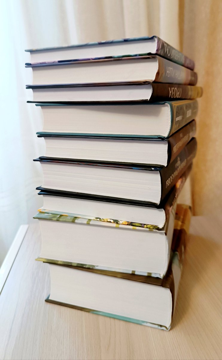 Так складывается, что большие покупки книг📚 приурочиваю к дню рождения.  В этом году это пополнение классики.
Внизу две книги можно распознать по их толщине 😉
#книги #читаю