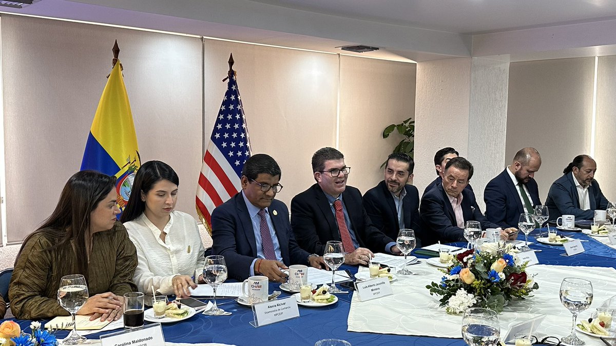 amchamec's tweet image. Mesa redonda con el Ministro de Producción @LuisJaramilloOK. Esta mesa de diálogo multisectorial, organizada en conjunto con el @AtlanticCouncil, se enfocó en analizar una mayor integración entre 🇪🇨 y 🇺🇸
¡Impulsamos los cambios que necesita el país!