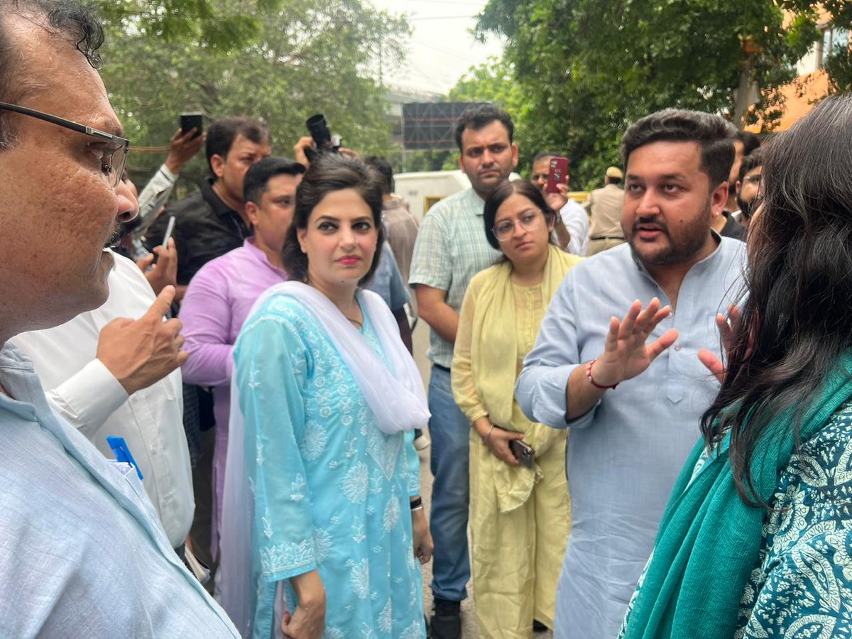 ArtiChawlaBjpRN's tweet photo. 🔎 नालों का निरीक्षण — स्वच्छता की दिशा में सशक्त कदम 🔎

आज मेयर श्री @RajaiqbalSingh3 सिंह जी, सांसद श्रीमती @BansuriSwaraj जी, विधायक श्री @Umang_bjp जी, DC करोल बाग ज़ोन एवं मैं स्वयं वार्ड क्षेत्र में MCD ड्रेनों का निरीक्षण करने पहुँचे।

#SwachhDelhi #KarolBaghZone https://t.co/GKI3lvzXCV