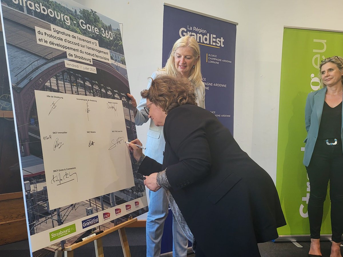 Steph_Dommange's tweet image. Présente aujourd’hui en gare de Strasbourg pour signer au nom de @SNCFVoyageurs un nouvel avenant au protocole d’accord et d’études pour l’aménagement et le développement du nœud ferroviaire de Strasbourg.
@regiongrandest @strasbourg @ConnectGares @SNCFReseau @SNCFimmobilier…