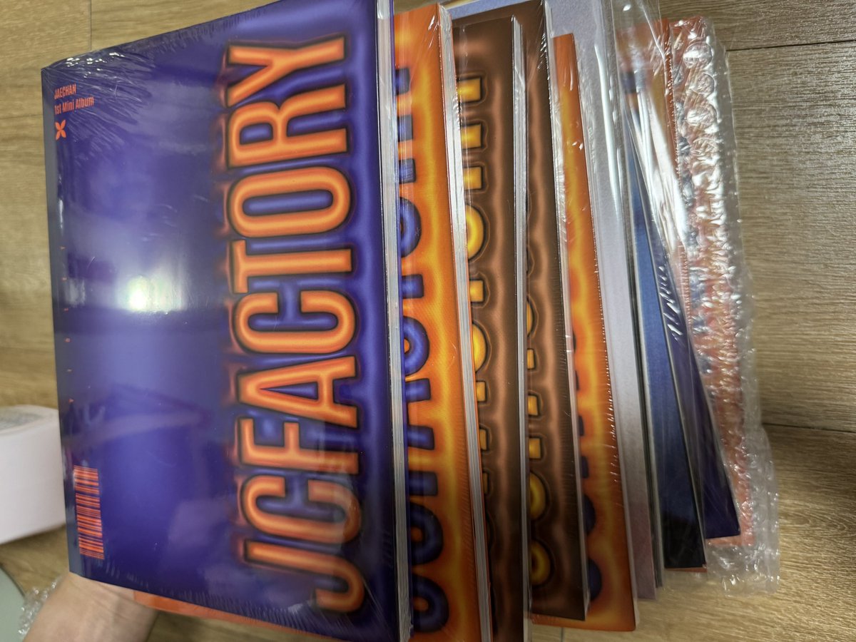 여러분 오랜만이죠
제가 이사를 가게 되었는데 사정상
최소한의 앨범만 가지고 나머지는 처분하려고 해요
쟤찬이 첫번째 솔로앨범 미개봉이 꽤 많이 있는데
박스값+배송비로 만원만 받고 사진에 있는 앨범 전체 양도받으실 분 있을까요?
필요하시면 디엠주세요!