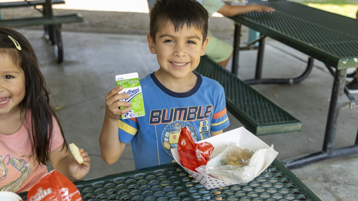 LAFoodBank's tweet image. When schools close for summer, many kids lose access to meals. The LA Regional Food Bank provides free summer lunches. 🍽️ Help us keep kids nourished:
lafoodbank.org/stories/how-th…