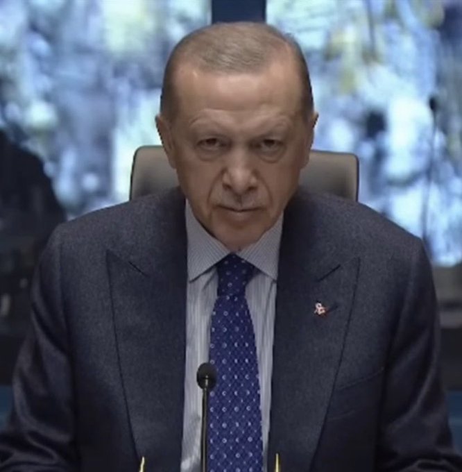 Ordu içindeki Kemalist vesayeti ezdi geçti.

- FETÖ'yü yerle bir etti.
- KCK’yı çökertti.
- CIA güdümlü medya çetelerini susturdu.
Siyasal Alevi maskesiyle devlete sızanları temizledi.

Dış bağlantılı proje belediye kuklalarını tasfiye etti.
PKK’yı tarihin çöplüğüne gömmek üzere!