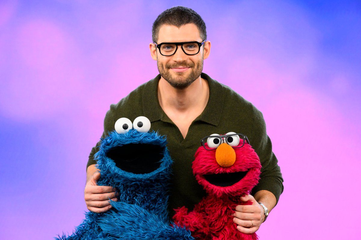 MeCookieMonster's tweet image. Here’s looking at three best friends!