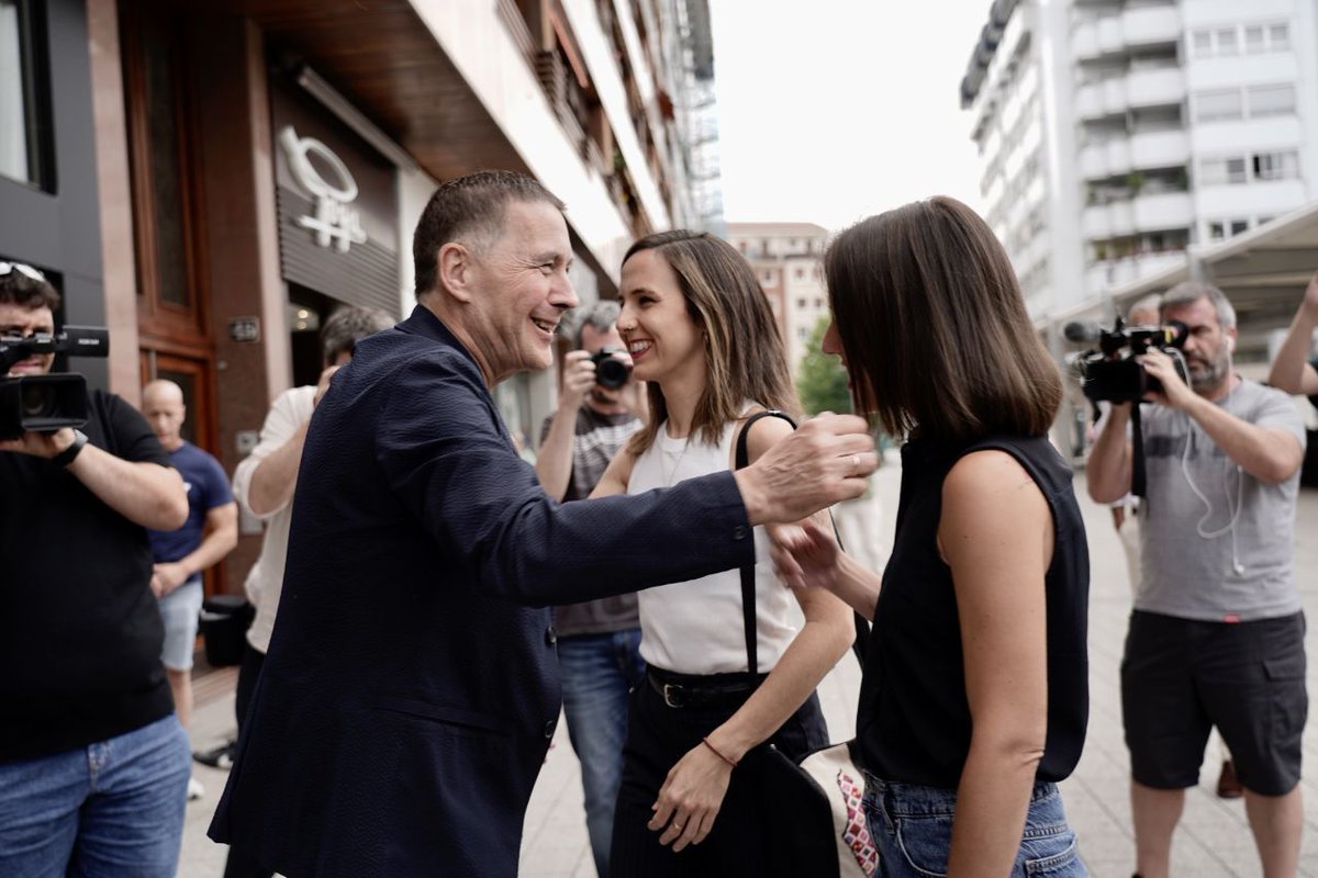 Hoy <a href="/IreneMontero/">Irene Montero</a> y yo nos hemos reunido con <a href="/ehbildu/">EH Bildu</a> en Gasteiz para analizar la situación política en el Estado. Frente a la crisis bipartidista y auge reaccionario de las derechas hay que seguir avanzando en derechos. Hay que superar este Régimen del 78 que sigue lastrándonos.