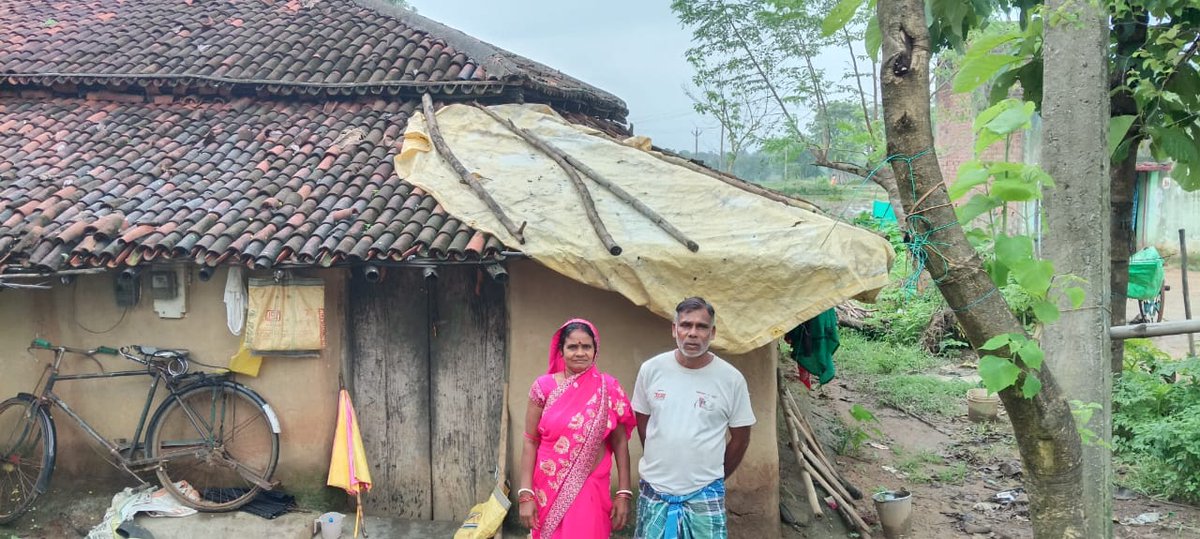 SimantPramanik's tweet image. #mantuparmanik8 #CoSonahatu #DcRanchi सुनीता प्रमाणिक, शिवेशवर प्रमाणिक का घर गिरने के जैसा हो गया है लेकिन इसका घर अभी तक नहीं आया है पांच बार फॉर्म भरने के बाद भी ना अबुअ आवास और ना ही पीएम आवास कुछ भी नहीं आया अभी तक। तेलवाडीह पंचायत, प्रखंड सानोहातु का निवासी है