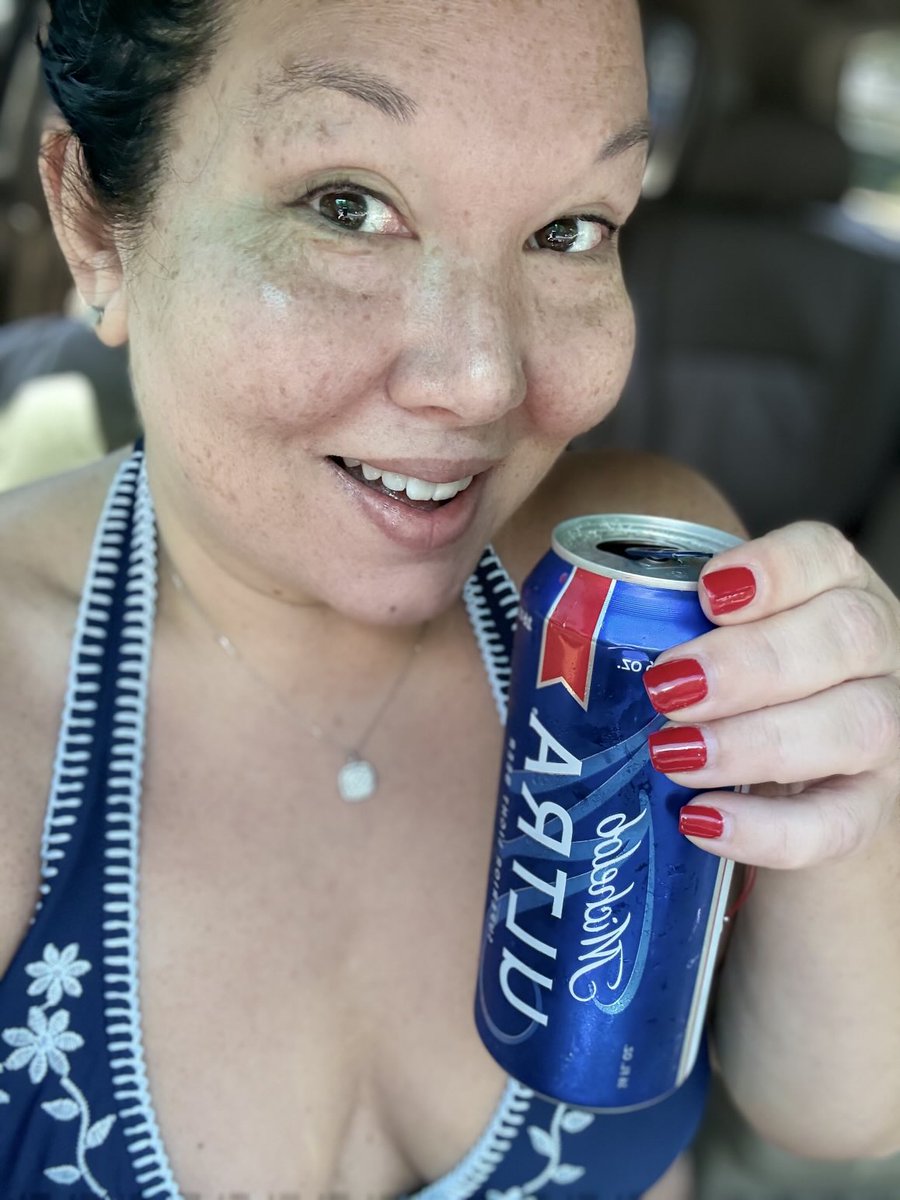 Shelley_Knight1's tweet image. Let’s hope this weed weighs out these beers! No I’m not driving! Save the judgement. Cheers! I rarely drink but found this in my fridge. #pooltime #bikiniseason #getmytanon #edibles #beer #chugging #iwanttobetipsy ✌️