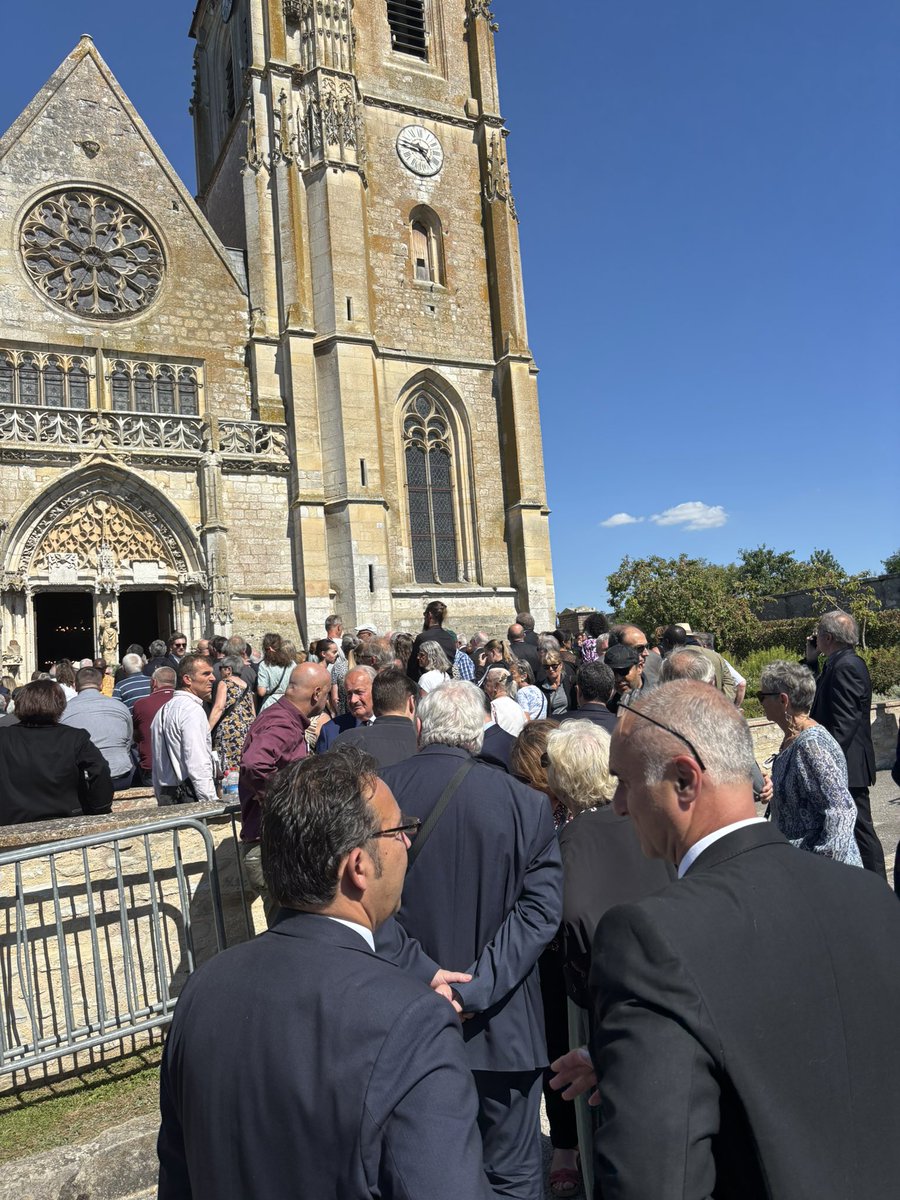 stephane1peu's tweet image. Nous étions nombreux cet après-midi a Anet pour rendre un dernier hommage à Olivier Marleix.
J’étais présent pour représenter les @deputesPCF et le groupe des @deputesGDR .