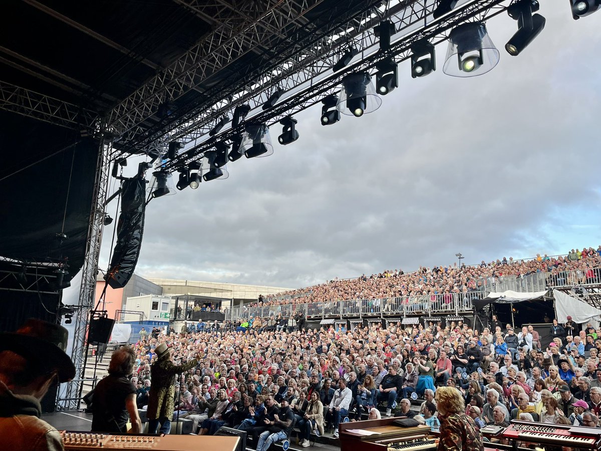 ZuccheroSugar's tweet image. La Germania ci ha accolti ieri sera a Bremen con un meraviglioso sold out, grazie!
Danke
Prossima fermata: Stuttgart. A domani!
.
Germany welcomed us in Bremen last night with a wonderful sold out show, thank you so much!
Danke
Next stop: Stuttgart. See you tomorrow!