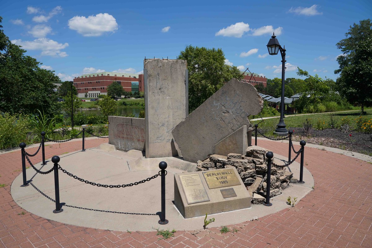 usacac's tweet image. For this #FunFactFriday, did you know that Fort Leavenworth has a piece of history? The Berlin Wall Monument located U.S. Army Command and General Staff College is dedicated to the tearing of the Berlin Wall in 1989. #Army250 #DriveChangeForgeVictory #ThisWeWillDefend