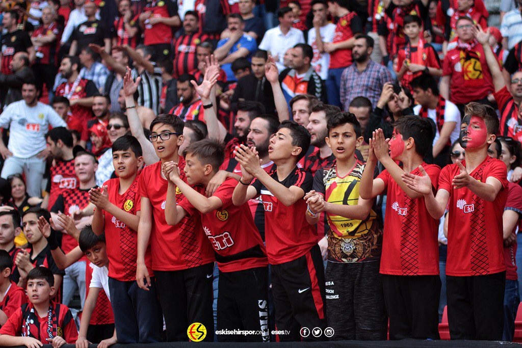 💥💥💥 Her KOMBİNE bir şampiyonluk kadar önemli. Yeni sezon öncesinde tüm taraftarlarımızı kombine almaya davet ediyoruz. Hep birlikte daha güçlüyüz. Haydi büyük taraftar çok fena yüklenelimm. 🖤❤🔥

#KombinESES
#Eskişehirspor