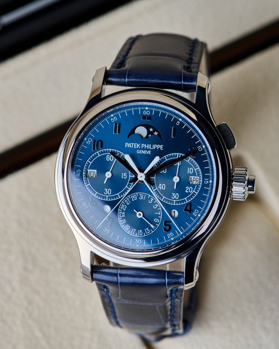 EuropeanWatchCo's tweet image. 🔵 One of the most quietly confident Pateks ever made.

The Patek Philippe 5372P-001 pairs two of the most prestigious complications in watchmaking: a split-seconds chronograph and a perpetual calendar, all housed in a compact platinum case and topped with a stunning blue dial.…