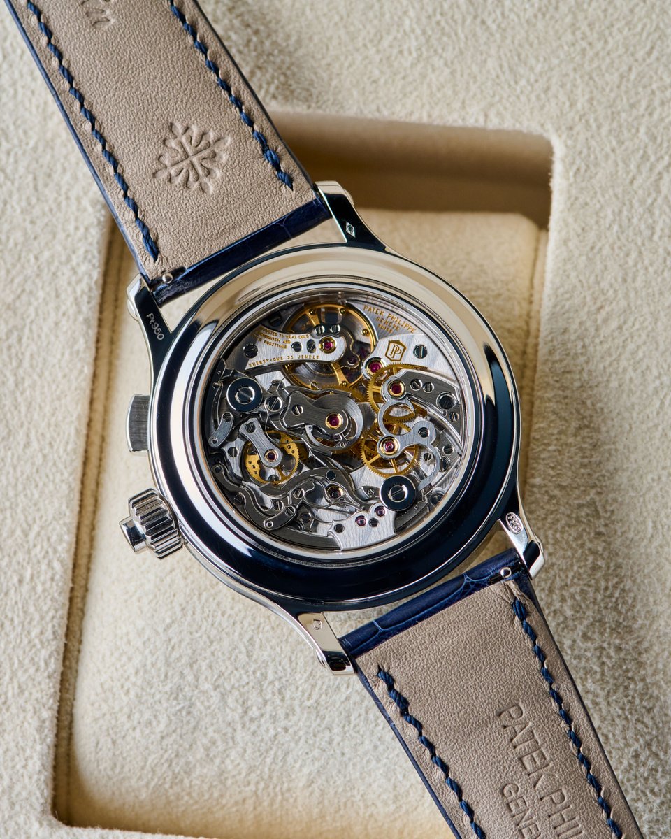 EuropeanWatchCo's tweet image. 🔵 One of the most quietly confident Pateks ever made.

The Patek Philippe 5372P-001 pairs two of the most prestigious complications in watchmaking: a split-seconds chronograph and a perpetual calendar, all housed in a compact platinum case and topped with a stunning blue dial.…