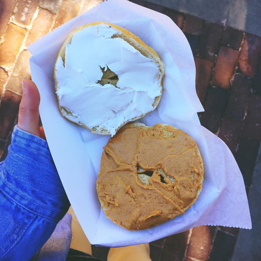 tofuttibrand's tweet image. Half peanut butter. Half Tofutti cream cheese. The duality of bagel--sort of. Charleston Farmers Market in Charleston, South Carolina. 🥜🥯📷IG: greenthingsandpb #tofutti #bagel #creamcheese #vegan #dairyfree