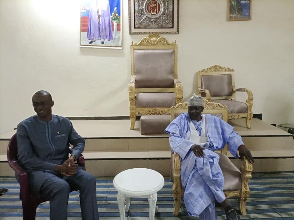 lebilo_bill's tweet photo. @nyobelipot Comme le pr. Maurice #Kamto, Cabral #libii a été chez le lamido de Maroua mais il n'a pas eu l'honneur de s'assoir sur la chaise reservée aux personalitées importantes et considerées...on lui avait remis un bidon de 5litres de je ne sais quoi en guise de petit cadeau https://t.co/bmVB5mJYBn