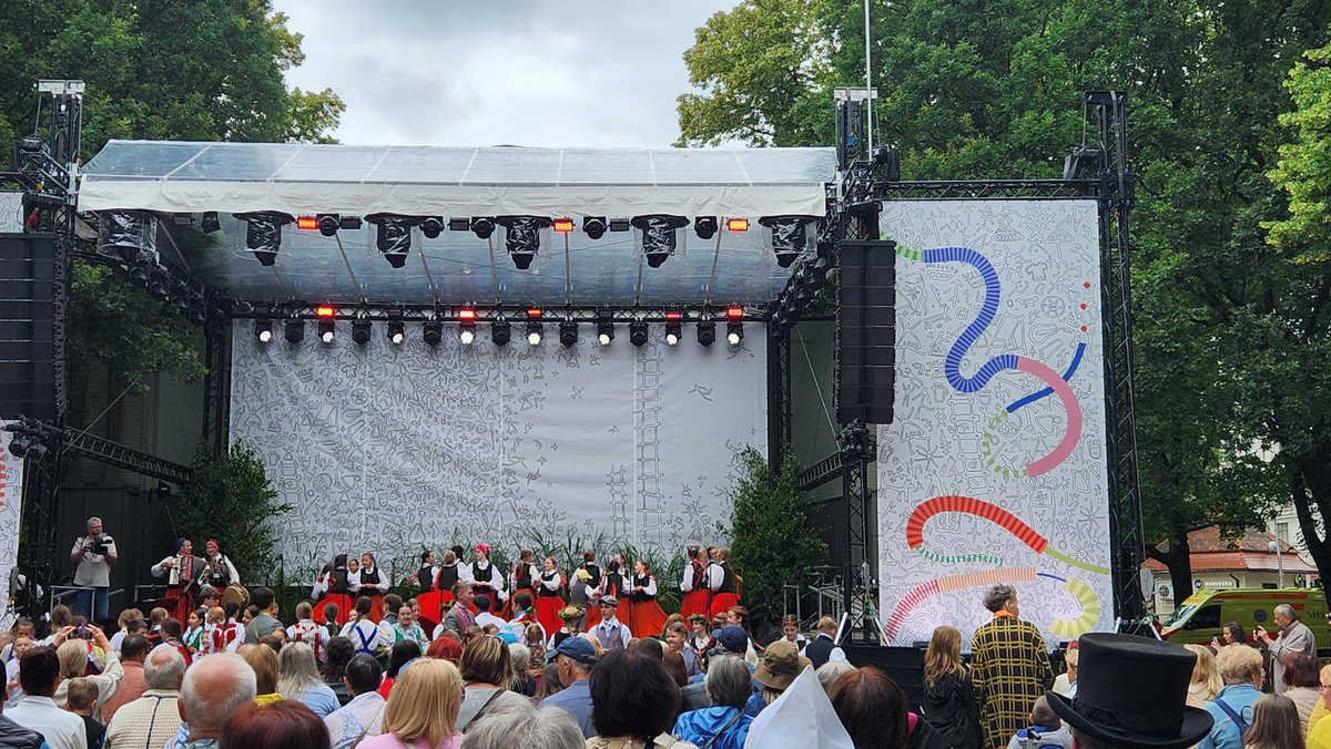 USEmbassyRiga's tweet image. 🎶🧺 Truffle the diplo-dog soaked up every moment of the Youth Song and Dance Festival—from crafts to folk dancing, all from a front-row seat.
These celebrations reflect Latvia’s rich identity and the cultural ties that connect us. 🇱🇻🇺🇸🐾 #NācGavilēt #TruffleTravels
