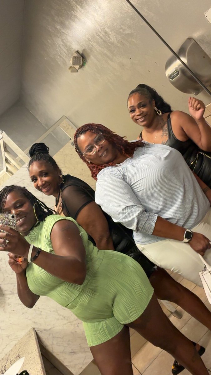 MissKayCJr's tweet image. Yall kno my sis came n celebrated my bday!!! @TamekaMarks14 love u sisssss!!❤️❤️✨