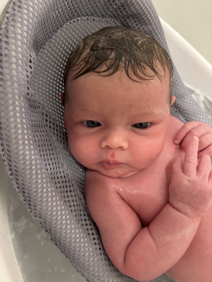 kjsdad1234's tweet image. Baby’s first bath. Have a wonderful and blessed day. ❤️❤️❤️❤️