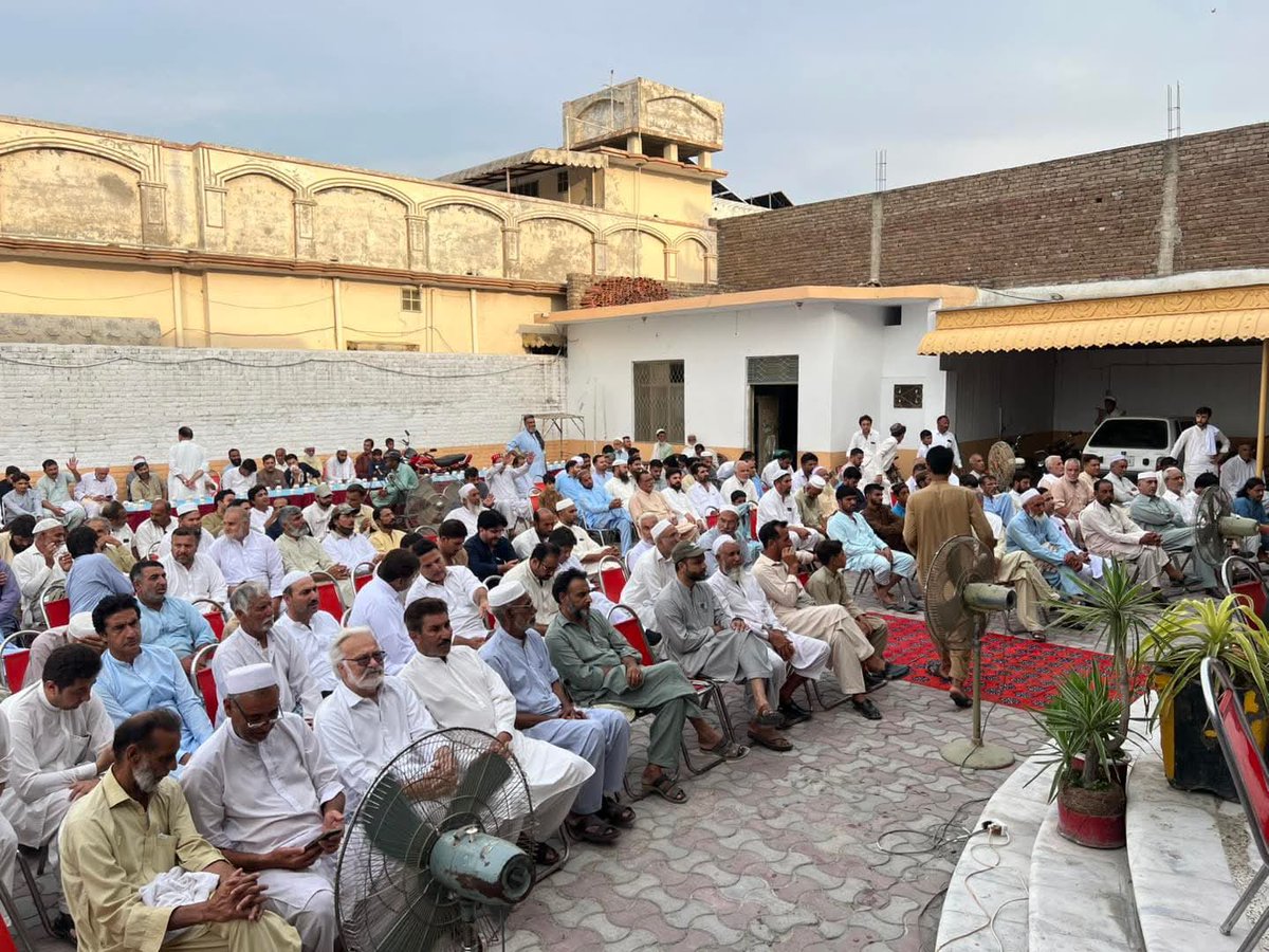 مرغز :: 
وزیراعلیٰ خیبرپختونخوا کے معاون خصوصی براۓ صنعت عبدالکریم تورڈھیر اور چیئرمین عمران خان کے کوآرڈینیٹر  احمد خان نیازی نے سابق اسپیکر قومی اسمبلی اسد قیصر کے حجرے صوابی مرغز میں فری عمران خان تحریک کنونشن میں شرکت
#FreeImranKhan 
#ReleaseImranKhan