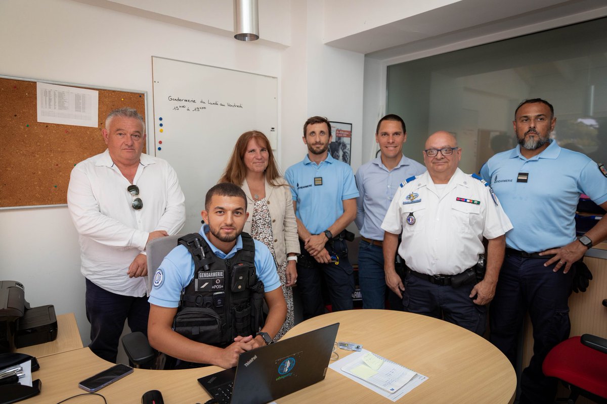 Gendarmerie_083's tweet photo. 👮♀️ Présence renforcée des forces de l'ordre pour la saison estivale
📆 Le lundi 7 juillet s'est déroul��e l'inauguration du poste provisoire des #Issambres en présence de la sous-préfète de Draguignan, le commandant la compagnie de Draguignan et du maire de Roquebrune-sur-Argens. https://t.co/Hhc9xEC2tz