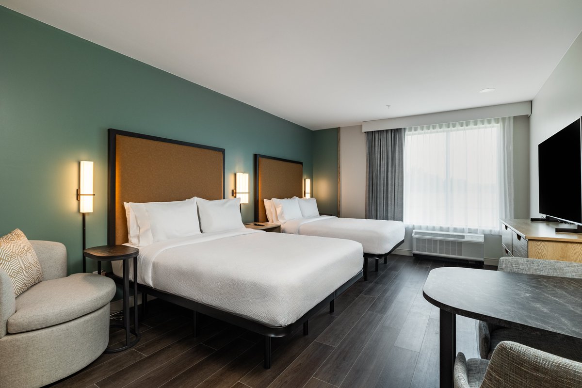 3HGroup's tweet image. 3H Group just welcomed guests to the world's first LivSmart Studios by @Hilton in Tullahoma, TN! As proud owners, we're honored to spearhead Hilton's newest brand launch. Huge thanks to our partners: @Hilton, Grace Construction Consultants, LBA Hospitality, and @SmartBank!