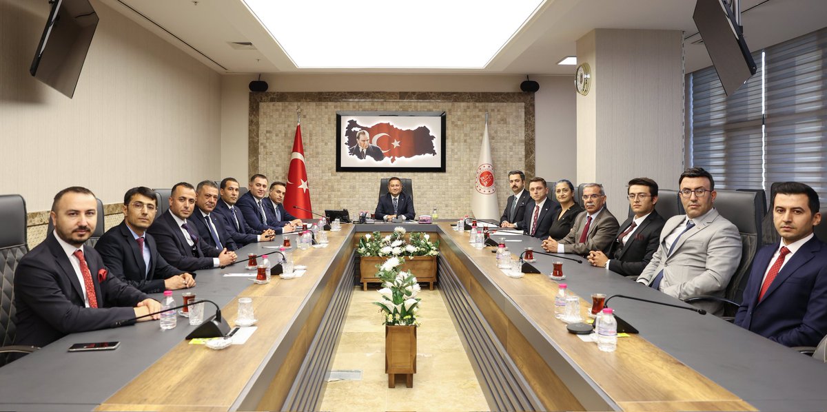 Cipder's tweet photo. CİPDER olarak, 7. Olağan Genel Kurulumuzun ardından göreve başlayan yeni yönetim kurulumuzla birlikte, Ceza ve Tevkifevleri Genel Müdürümüz Sayın Enis Yavuz Yıldırım’ı makamında ziyaret ettik.

Gerçekleştirilen bu yüksek düzeyli ziyarette; ceza infaz kurumları ve denetimli serbestlik müdürlüklerinde  görev yapan tüm ünvanlardaki personelin karşılaştığı yapısal ve güncel sorunlar geniş bir çerçevede Sayın Genel Müdürümüze arz edilmiştir.

Tüm personelin kurumsal aidiyetini güçlendirecek yapısal iyileştirme talepleri gibi önemli başlıklar, sahadan toplanan somut veriler ve üyelerimizin talepleri doğrultusunda doğrudan paylaşılmıştır.

Gerçekleşen bu verimli ziyaret, hem kurumlarımızın kurumsal kapasitesinin güçlenmesine hem de personelimizin hak ettikleri değeri görmelerine katkı sunacak niteliktedir.

Ziyaretin sonunda derneğimiz adına Sayın Genel Müdürümüze günün anısına takdim ettiğimiz hediyemiz, CİPDER’in birlik ve dayanışma anlayışının da sembolü olmuştur.

CİPDER olarak; infaz koruma memurlarından, idarecilere,  denetimli serbestlik personelinden, şoförlere ve teknik personele kadar adalet teşkilatımıza gönülden hizmet eden tüm meslektaşlarımızın sesi olmayı sürdüreceğiz.

Sayın Genel Müdürümüzün nazik kabulleri, samimi ilgisi  için şükranlarımızı sunuyoruz.

#CİPDER #CTE #CezaİnfazKurumu #DenetimliSerbestlik #infazvekoruma #AdaletTeşkilatı #BirlikteGüçlüyüz #KamuGörevlisiHakları #YeniDönemYeniAdımlar