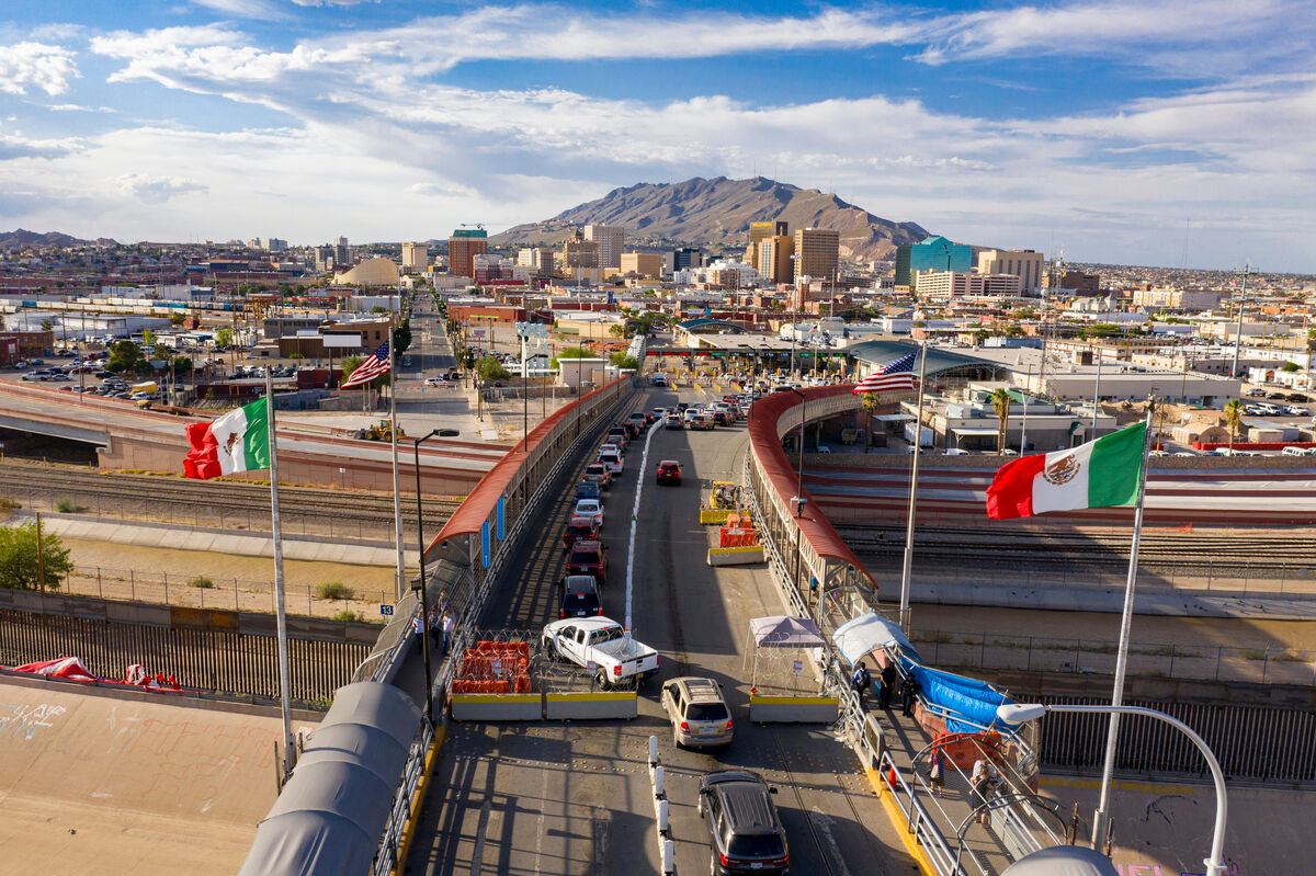 UTEP's tweet image. The labor landscape in Ciudad Juárez is evolving. 💡 A new report by the @HuntPasoDeNorte Institute shows a pronounced shift from textiles and automotive manufacturing to more computer and medical equipment manufacturing. Learn more and access the report: utepn.ws/44qhQDZ
