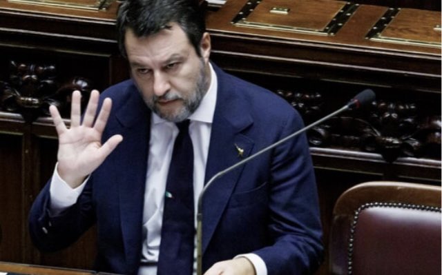 🚨 NON FU IL CHIODO
Quando si verificò a Roma Termini il blocco della circolazione ferroviaria per ben 1.165 treni, il ministro (in)competente, Salvini diede la colpa a un…chiodo😳. Ora l’Autorità dei trasporti dice che invece ci furono errori e inadempienze. Salvini si scuserà?