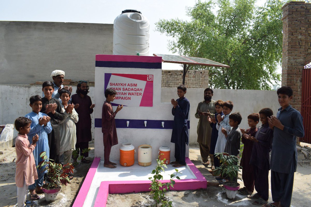 AsimKhan21c's tweet image. Before many ppl from this village had to walk for hours to get water, and even then it was contaminated.
This solar powered water well changed their lives by Allah’s Permission.
Alhamdulillāh your donations are being turned into water wells as we speak. May Allah accept it.…
