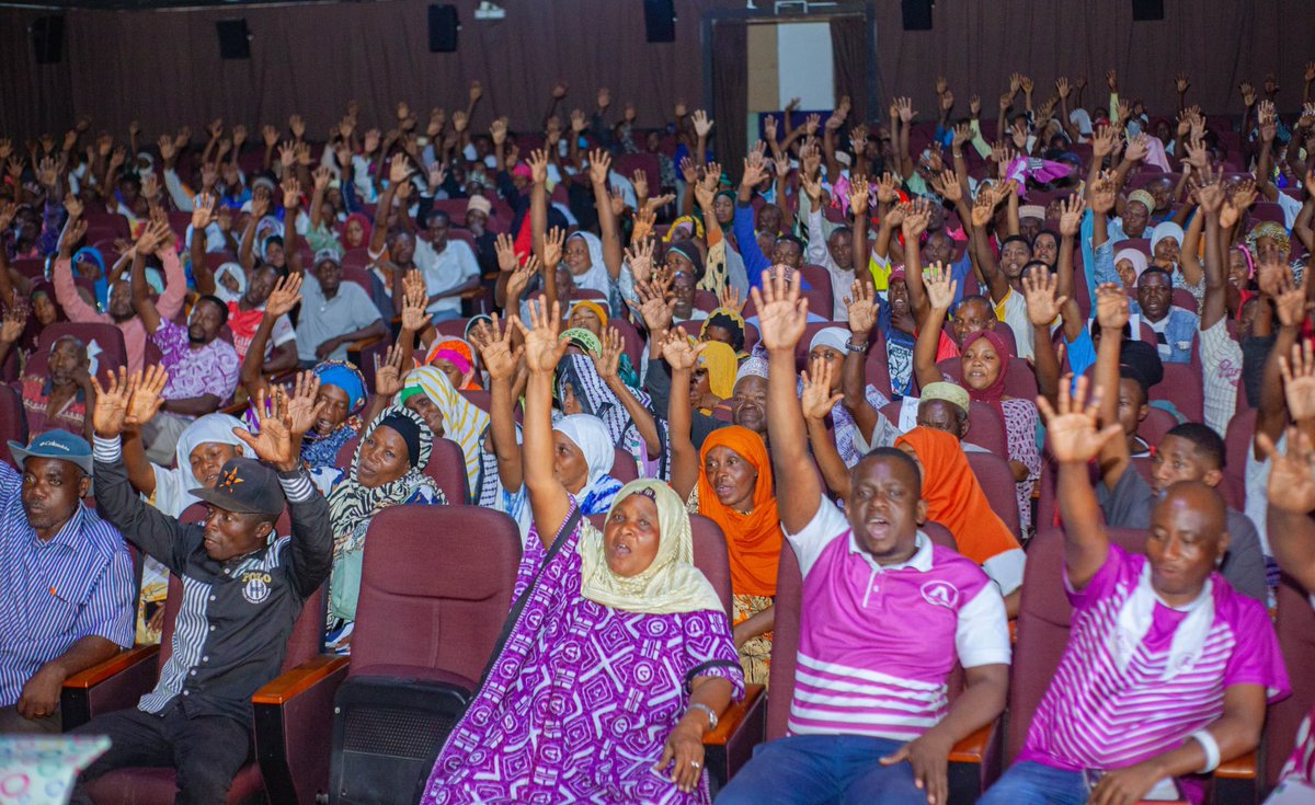 Leo Julay/11/2025 nimepata fursa ya kuwahutubia wana MKINGA katika mkutano wa ndani wa Viongozi wa Jimbo,Watia nia, na Viongozi wa kata zote jimbo la Mkinga na kuwahamasisha kushiriki uchaguzi na kulinda kura October. 

#Oparation #Majimaji
<a href="/October/">Yu Zhang</a> #Linda