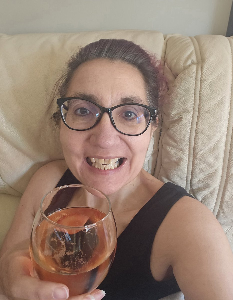 cybergeekgirluk's tweet photo. I'm actually doing better than I thought I would despite the brutal heat today (thank you Big Bertha 1, 2 and 3 my trusty air con units) so....#ProseccoOClock time it is ๐๐
Cheers everyone, have a great weekend when it lands and stay cool ๐๐๐ฅ๐ฅ xx https://t.co/oZpJ4jNPWL