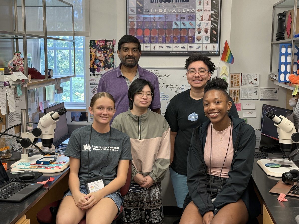 FlyEyeLab's tweet image. Happy to have had high school students Robyn Pate and Joy Sweeny (front row) spend the week with us learning about my lab and Drosophila eye development. Thanks to graduate students Ren Wilson and Mie Kusupholnand for serving as their research mentors.