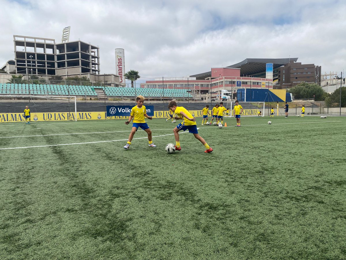 UDLP_Oficial's tweet photo. Fin del Campus UDLP en el Anexo con la fiesta de clausura.

Nuestros jugadores Álex Suárez, Adam Arvelo y Sergio Ruiz no se quisieron perder un día tan especial para todos los participantes.

🔸 https://t.co/BBG17kgG2v

#PromociónDelDeporteYSusValores #LaUniónHaceLasPalmas #SeremosMásUnión @vwcanarias