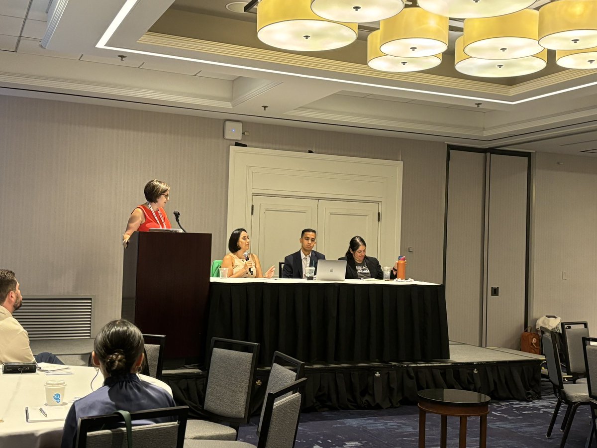 Altavoz_Lab's tweet image. “Me dijo confidencialmente: Going off the record with Spanish-first sources” at #NAHJ25 Featuring @valfernandez, @presspassdaysi, @stevenrodasnj & @msanchezMIA ✍️