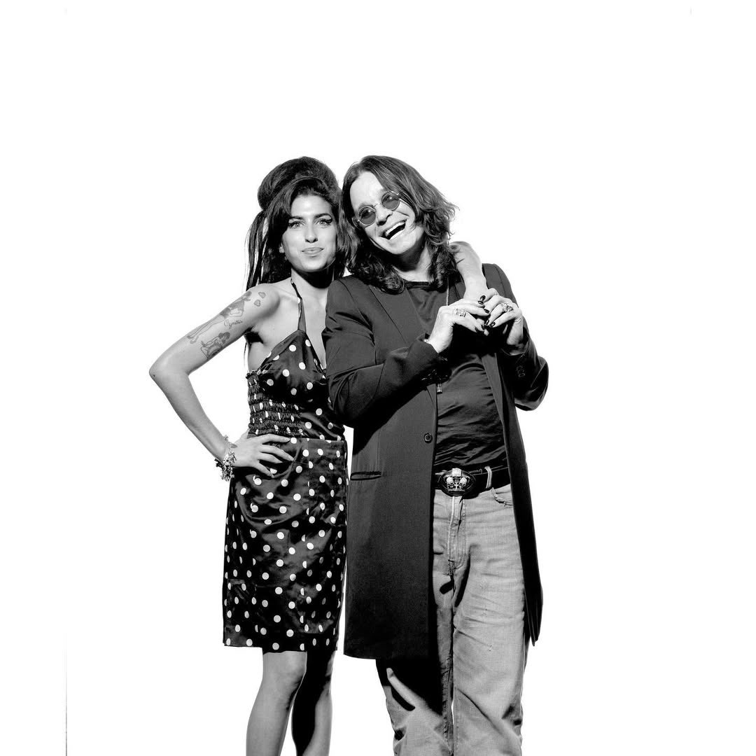 amywinehouse's tweet image. Amy Winehouse and Ozzy Osbourne. Two voices that redefined their generations in completely different ways, captured by the legendary Ross Halfin 🖤