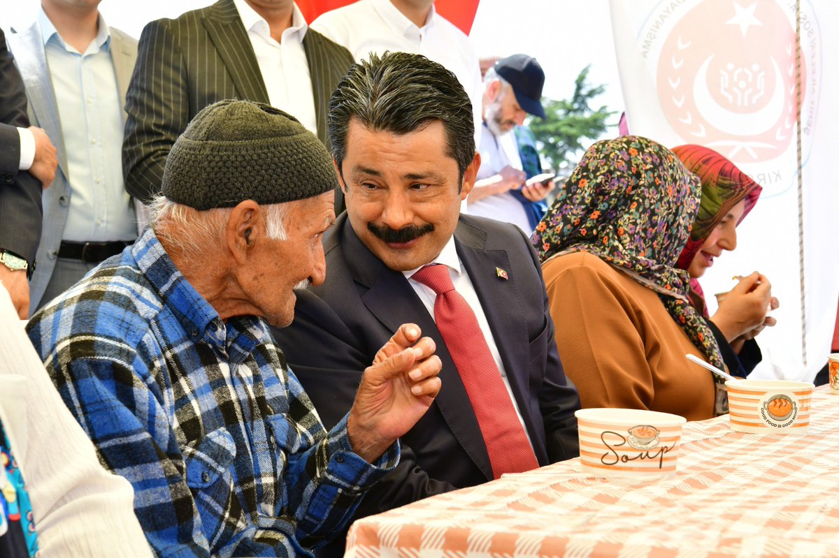 📍 Kırşehir Şehit Aileleri Sosyal Yardımlaşma ve Dayanışma Derneğimiz tarafından Cacabey Meydanı’nda düzenlenen aşure ikramına katılarak hemşehrilerimizle bir araya geldik.

Kültürümüzde bereketin, paylaşmanın ve ortak sofrada buluşmanın simgesi olan aşure; gönüllerimizi