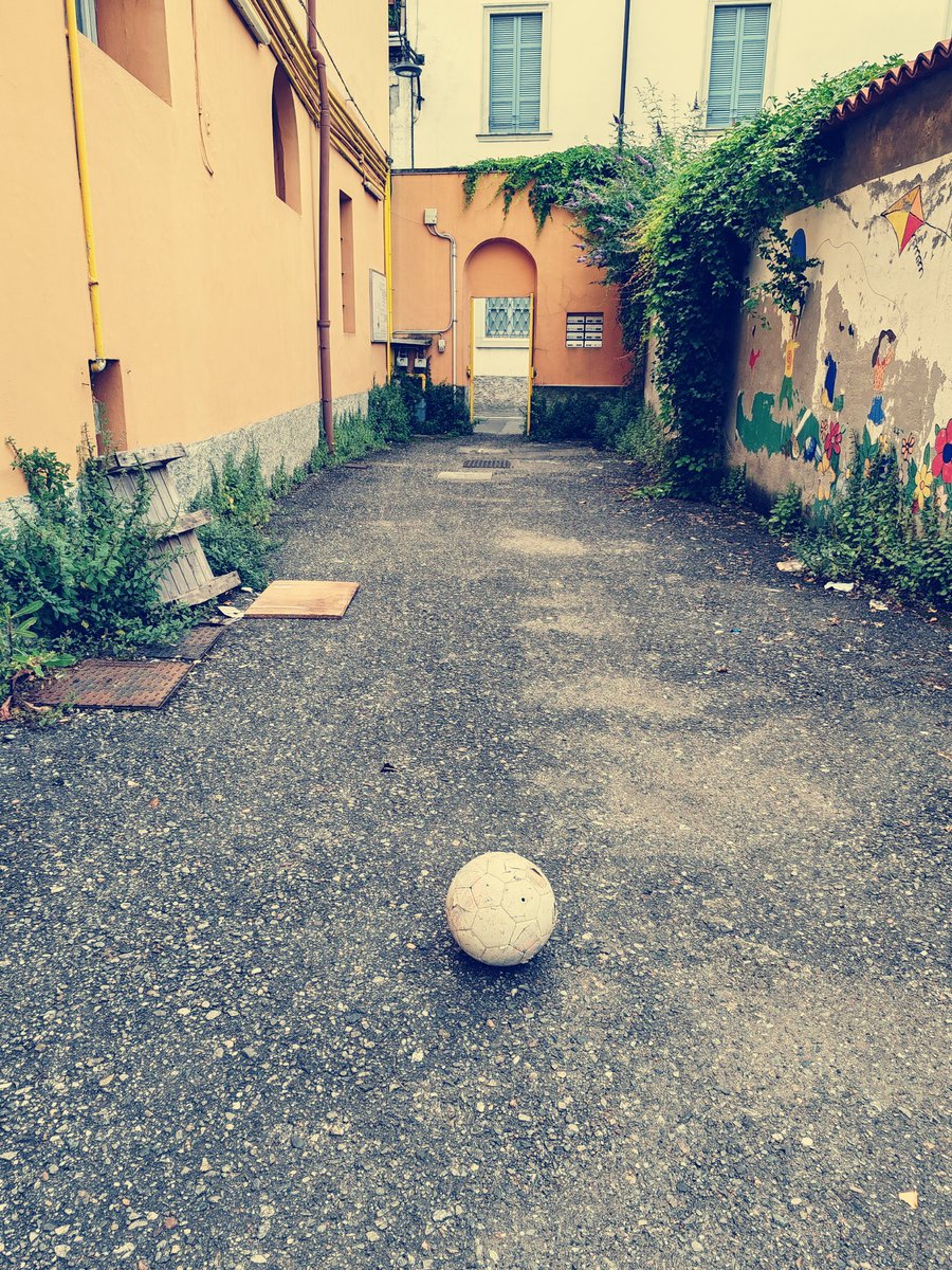 Il pallone era vecchio e spellato, il cortile cemento e silenzi
I bambini correvano e giocavano come se il tempo non esistesse mentre il sole calava lento tra i palazzi e il mondo non era ancora perduto