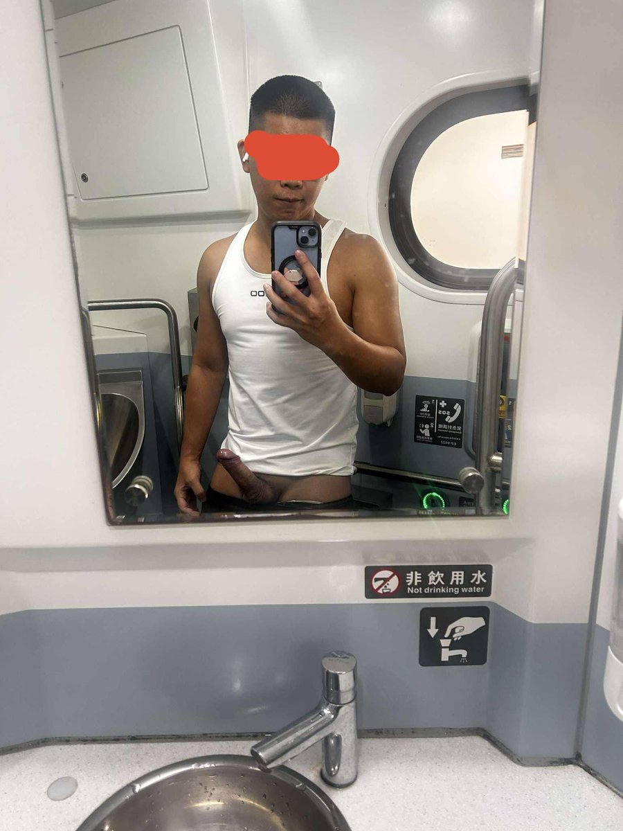 被說好久沒po文
來丟個火車上的隨手拍拍www

不過個人覺得這個膚色有點騙
實際看起來還是比較白的QQ