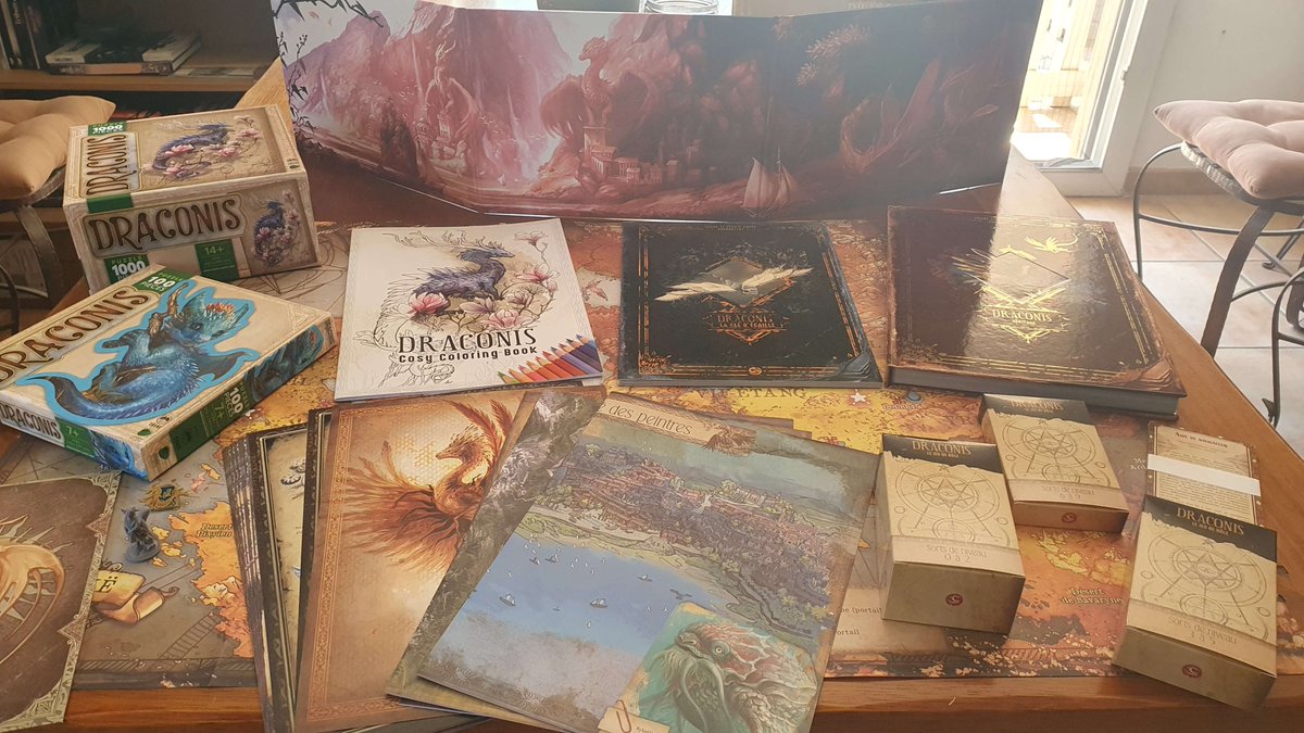 🤩Que voilà une boite bien remplie !
🥰Reçu ce jour Draconis Héritage du Studio Agate avec les illustrations de dingue de <a href="/chane_art/">Chane 🐲</a> 😍
🐲On fait l'unboxing  pendant le petit déjeuner rôliste 
⌚️Dimanche matin à partir de 10h
➡️twitch.tv/dice_story
#JDR #Draconis #StudioAgate