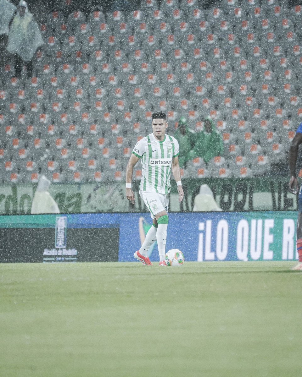 La oferta de Deportes Tolima al centrocampista Sebastián Guzmán se presentó hace rato. Les presentó las opciones que tiene el volante:
1. Arreglar con el verde.
2. El envió contra oferta a Tolima.
3. Santa Fe también está interesado.
4. Bucaramanga apareció con interés.