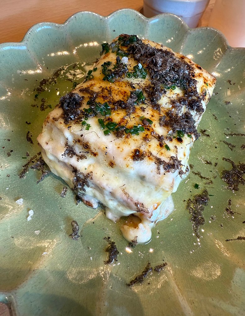 The decadent petit croque at the new Bijou in downtown Petaluma is the fanciest ham sandwich, blanketed in melty Gruyere and shaved truffles. foodgal.com/2025/07/a-mich…