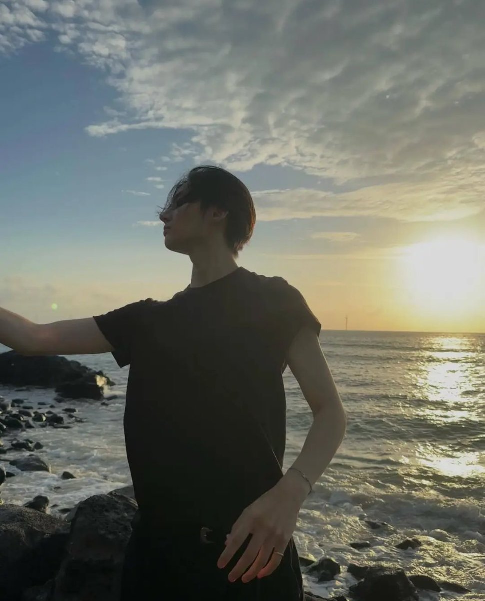 leadffer's tweet image. On célèbre pendant que tout brûle. Le bonheur devient fragile, la destruction devient belle. Et la boucle recommence.