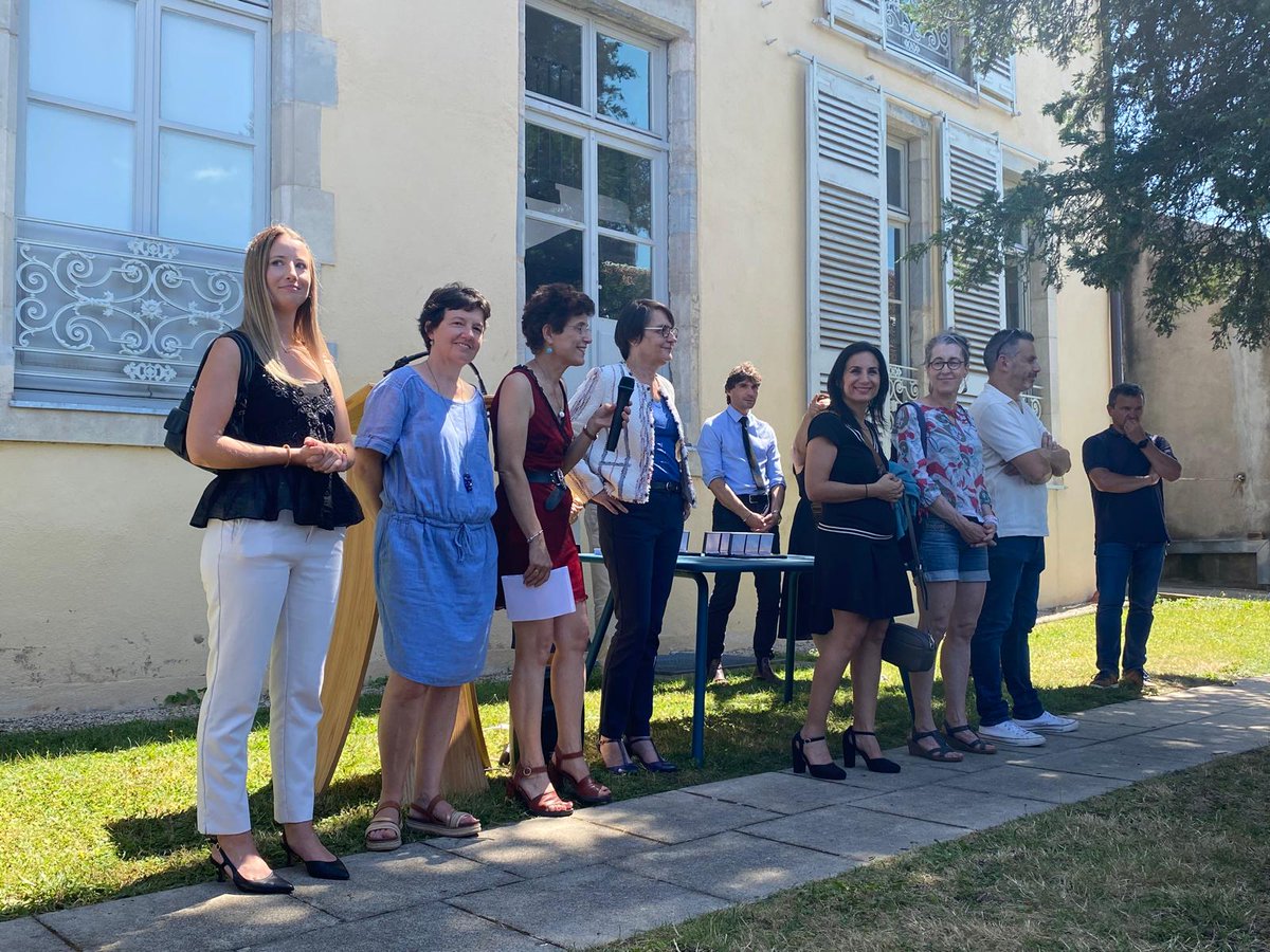 🎓 Fiers de nos micro-lycéens !
👉 24 bacheliers sur 25 candidats ! Félicitations à vous toutes et tous.
Merci aux équipes qui les ont accompagné vers la réussite.
« Vous avez vaincu tous les obstacles. »
#Réussite #MicroLycée #Baccalauréat #Éducation