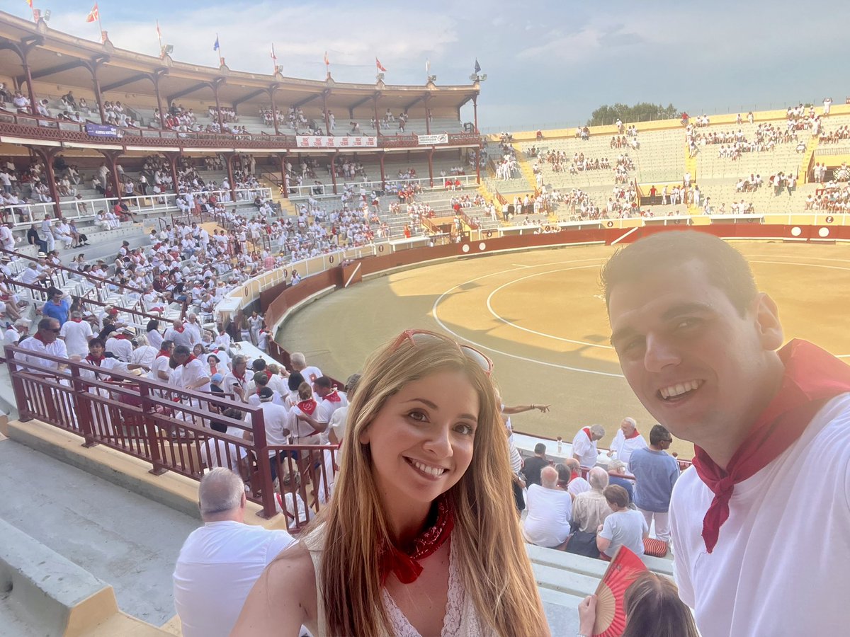 EmmanuelleBris4's tweet image. C’est parti pour la grande #corrida des Fêtes de #Bayonne, avec l’un des derniers géants de la tauromachie : Sébastien Castella.🔴⚪️

Ici, au cœur du Pays basque, la tradition n’est pas un mot du passé. Transmise avec ferveur de père en fils, de mère en fille, sur les gradins des…