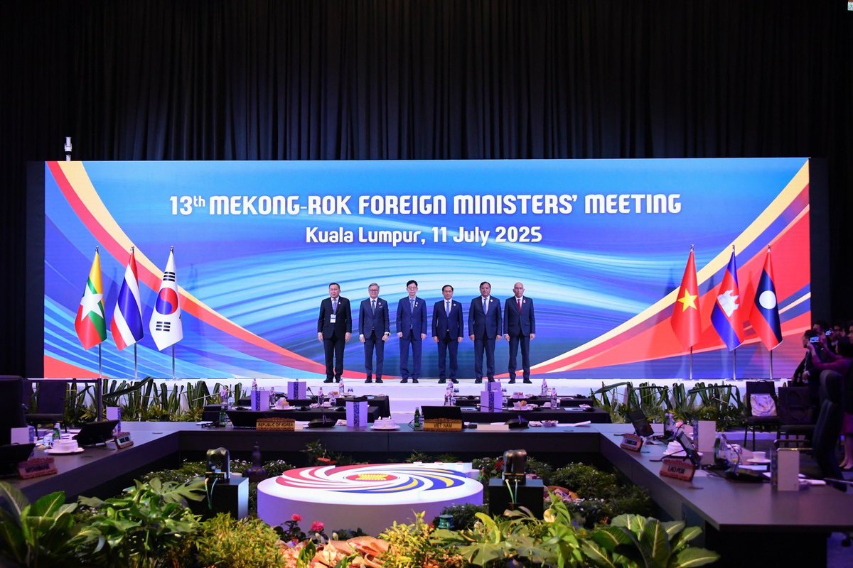 MFAThai's tweet photo. Advisor to FM Dusit attended 13th Mekong-Republic of Korea (Mekong-ROK) Foreign Ministers’ Meeting during #AMMPMC58  in Kuala Lumpur to emphasise coop. in combating transnational crimes/haze/pollution and water resources management, as well as #ACMECS role as a connector linking with other sub-regional coop. frameworks. (11 July 2025)