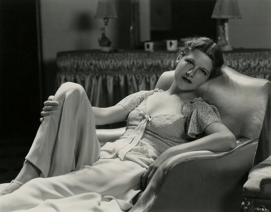 WAGongaware's tweet photo. Dorothy Wilson
#WAMPAS Baby Star of 1932
From secretary, to star, to wife and mom. And posing with Charles Atlas.
"Age of Consent" (1932) w Eric Linden
#PreCode https://t.co/Rjzc3BJx7Y