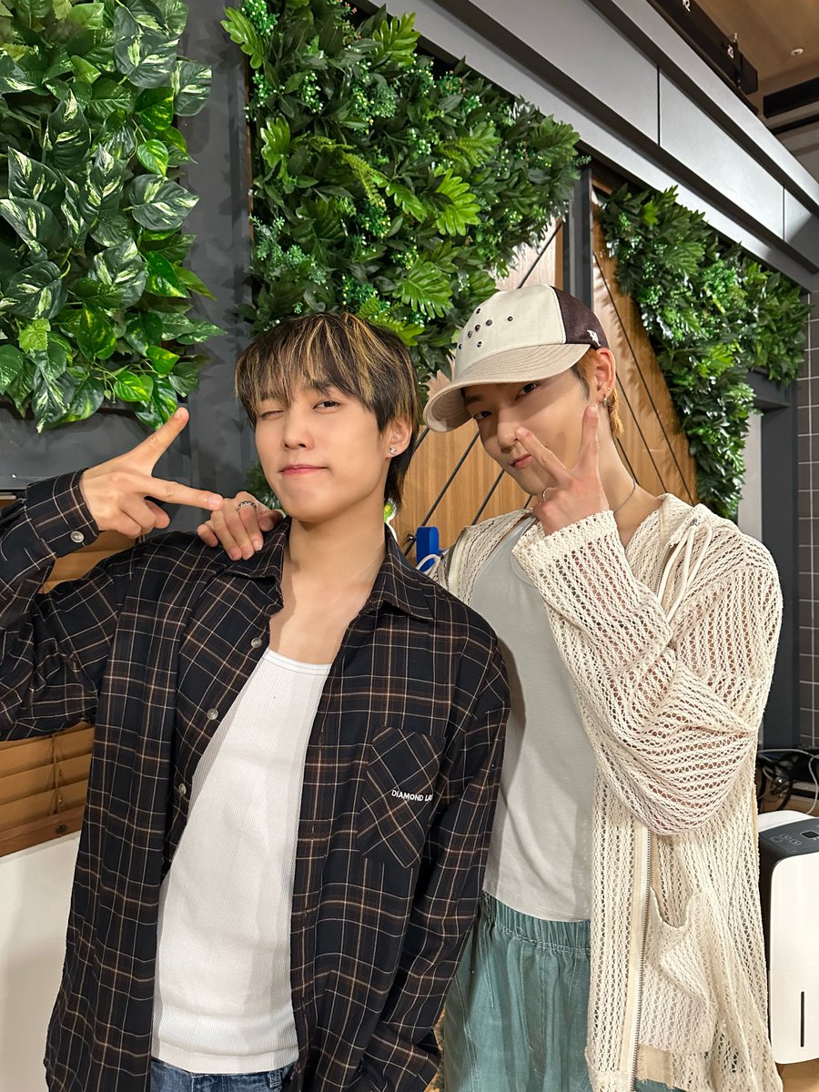 [📸] 제이콥&amp;케빈 청소년소통프로젝트 경청 DJ 완료🎧 여름 방학에도 빠질 수 없는 경청 타임🥰 같이 소소하게 얘기 나누면서 힐링해요💝

#THEBOYZ #더보이즈
#JACOB #제이콥 #KEVIN #케빈